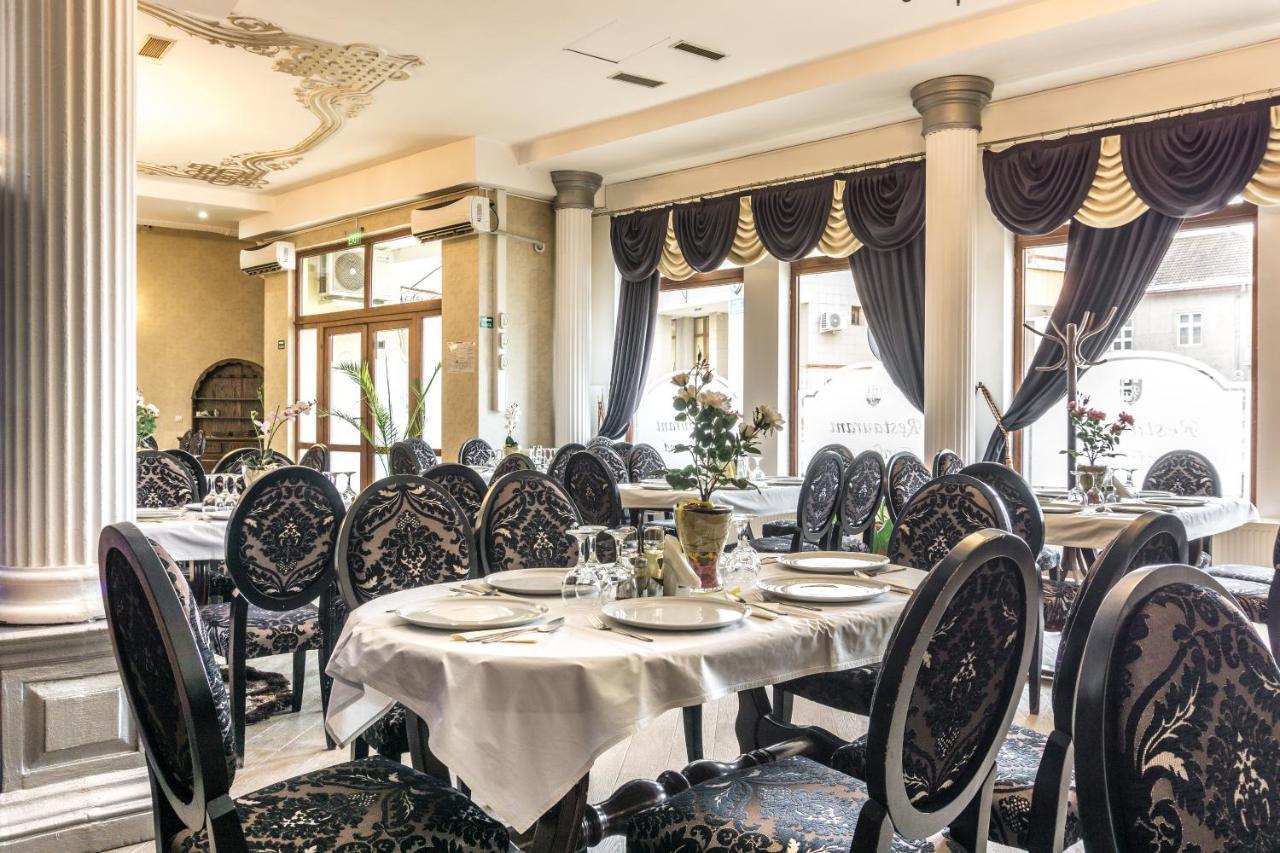 Hotel Ferdinand Hateg Bagian luar foto