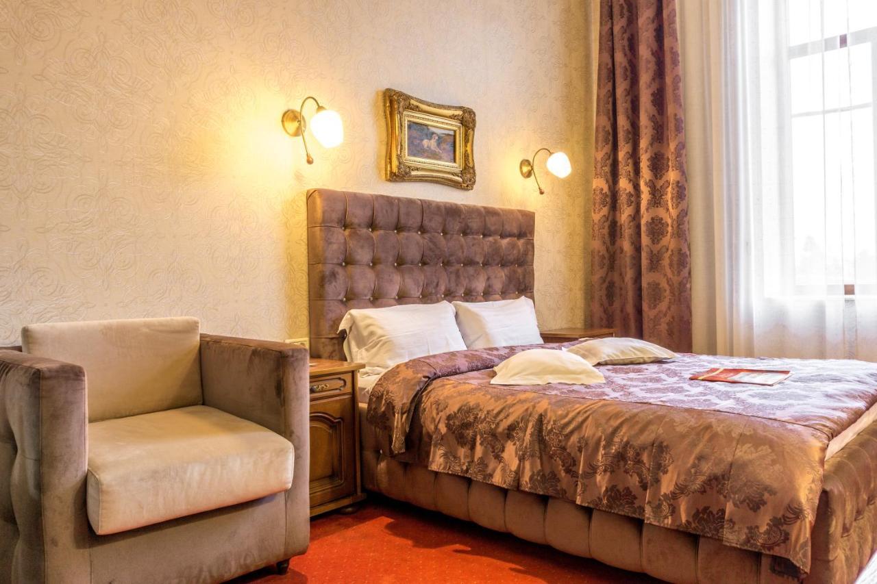 Hotel Ferdinand Hateg Bagian luar foto