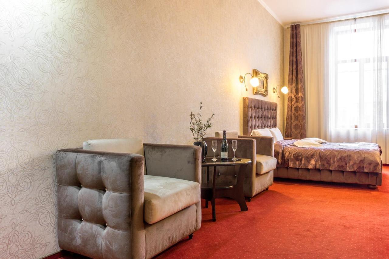 Hotel Ferdinand Hateg Bagian luar foto