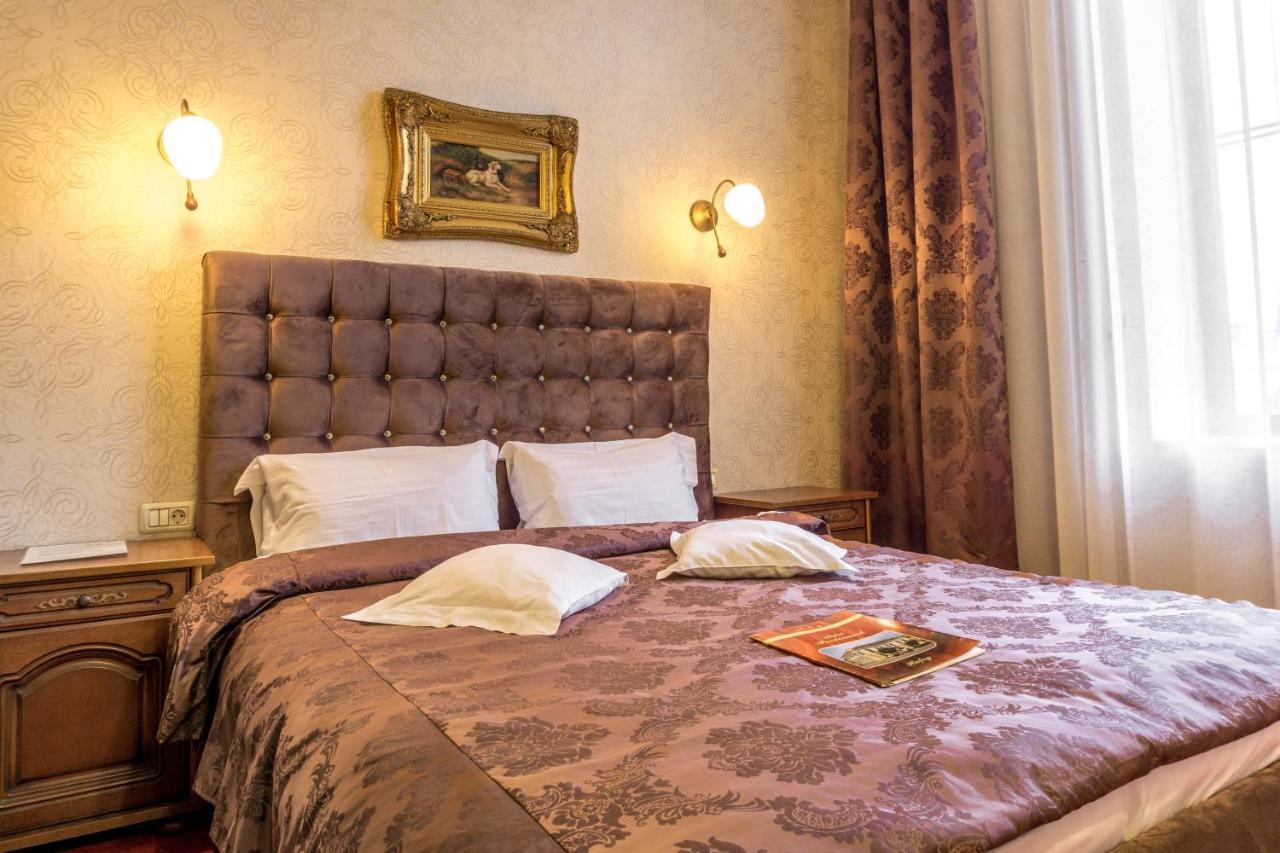 Hotel Ferdinand Hateg Bagian luar foto