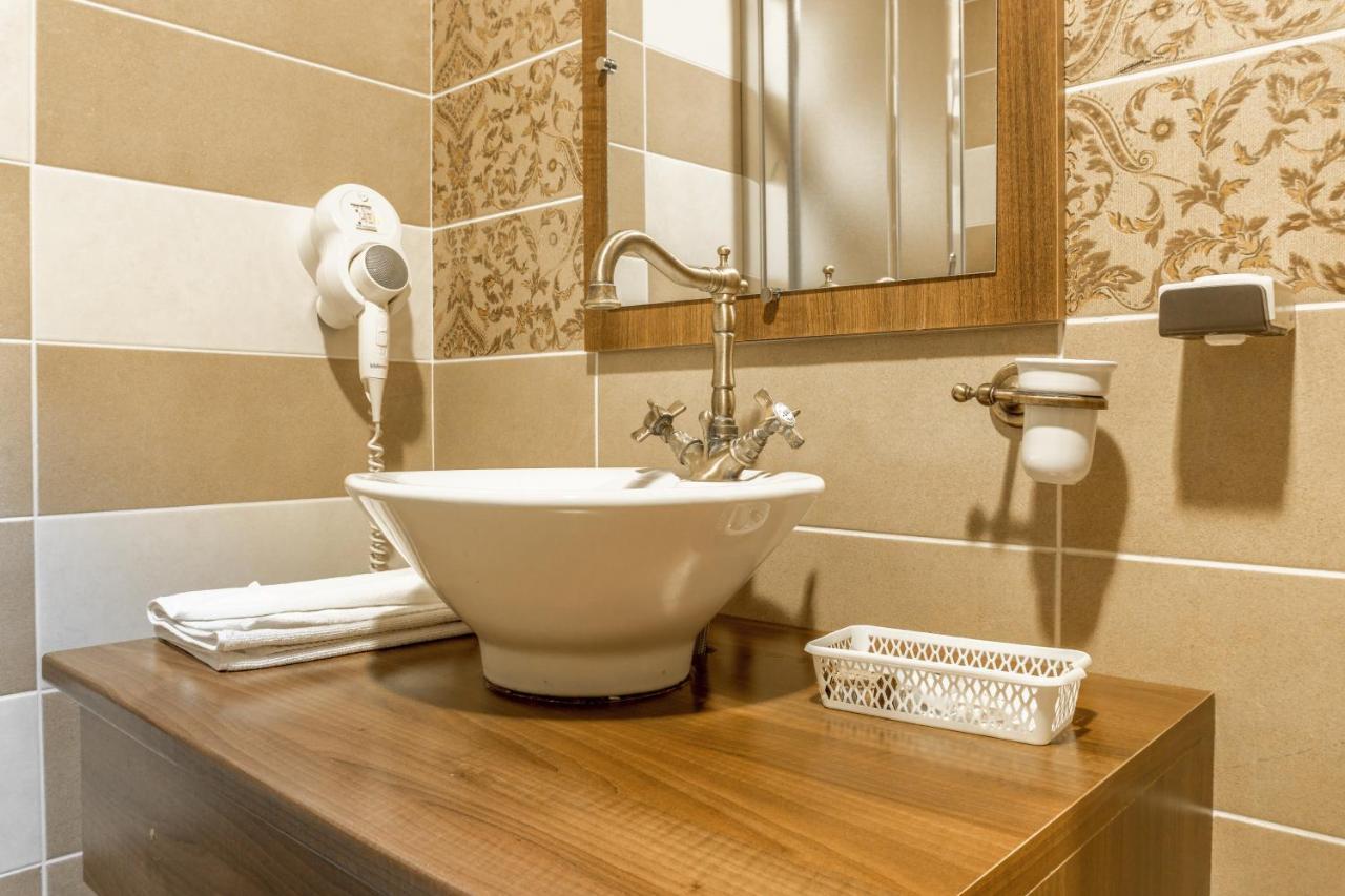 Hotel Ferdinand Hateg Bagian luar foto