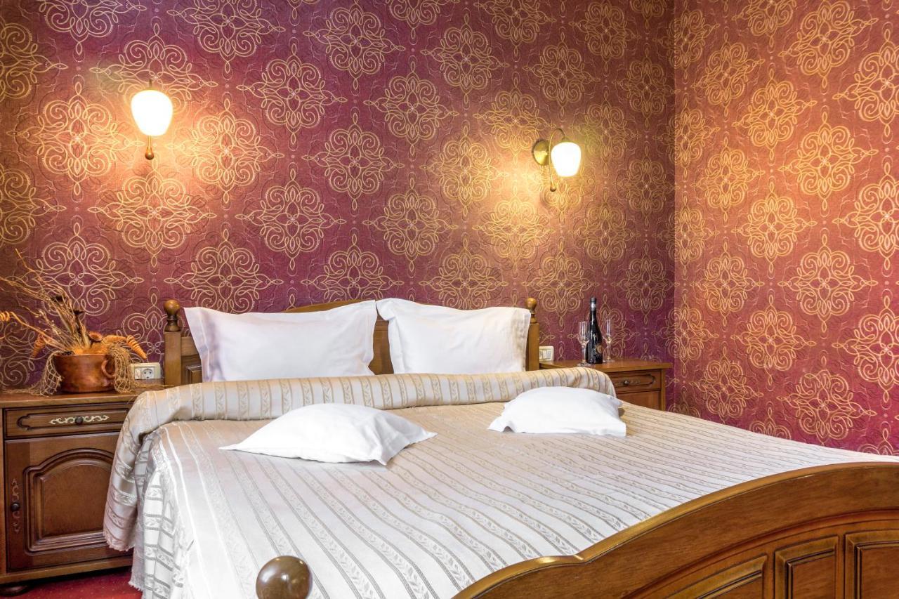 Hotel Ferdinand Hateg Bagian luar foto
