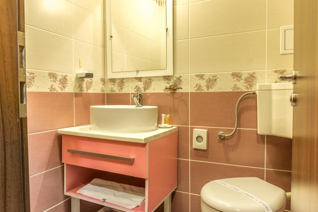 Hotel Ferdinand Hateg Bagian luar foto