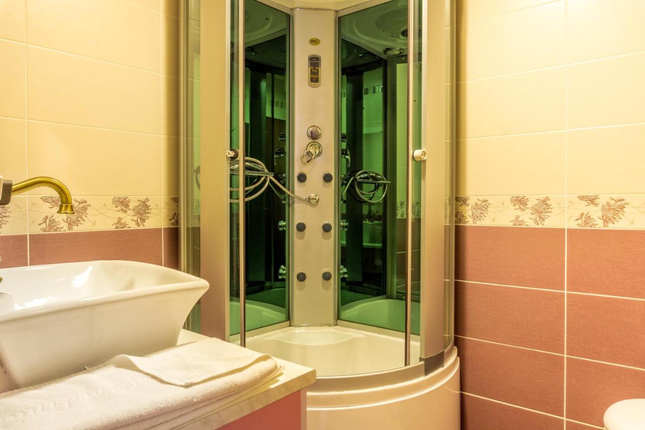 Hotel Ferdinand Hateg Bagian luar foto