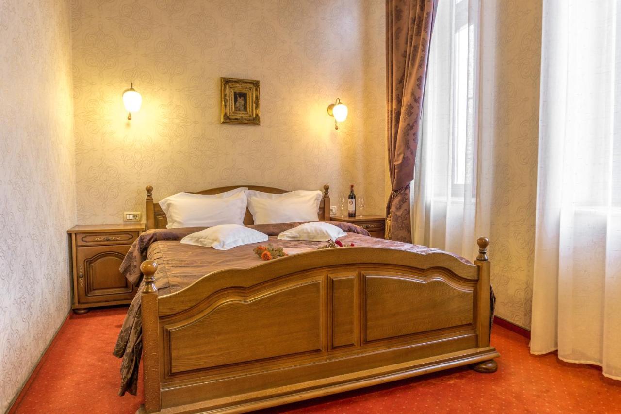 Hotel Ferdinand Hateg Bagian luar foto
