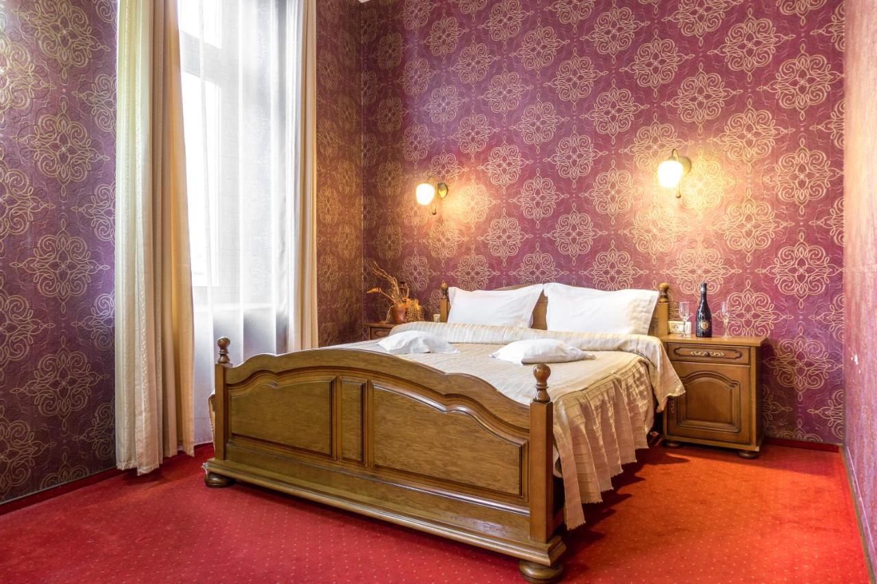 Hotel Ferdinand Hateg Bagian luar foto