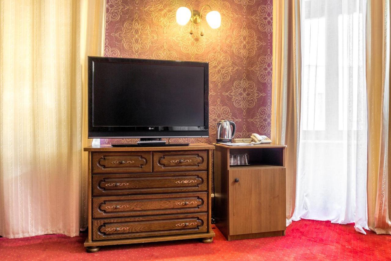 Hotel Ferdinand Hateg Bagian luar foto