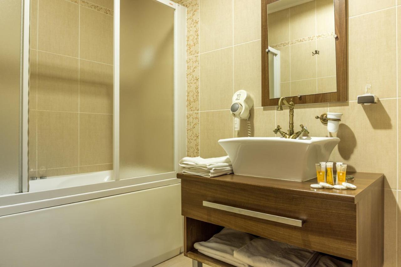 Hotel Ferdinand Hateg Bagian luar foto