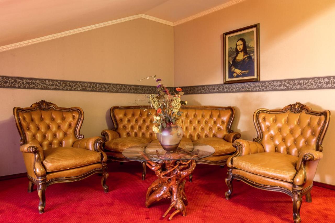 Hotel Ferdinand Hateg Bagian luar foto
