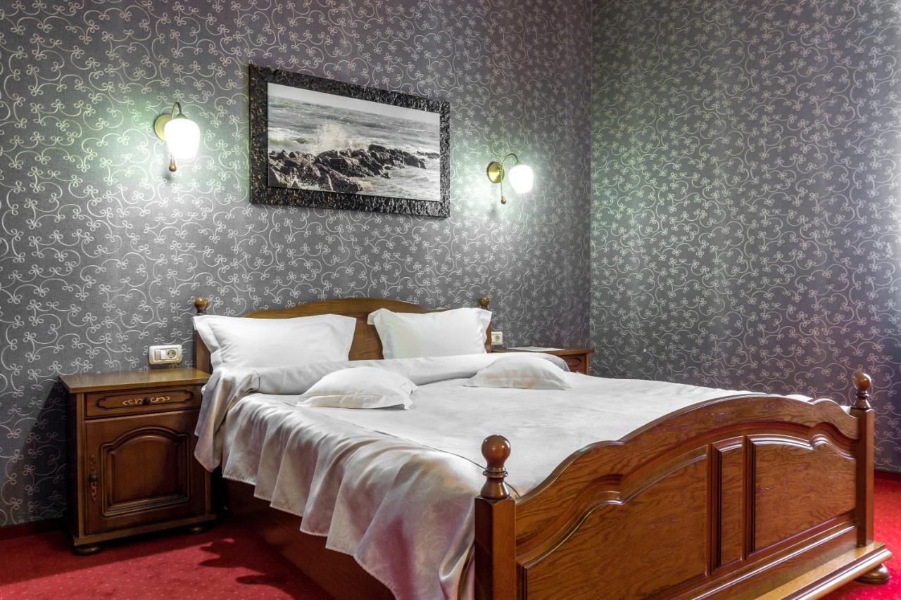 Hotel Ferdinand Hateg Bagian luar foto