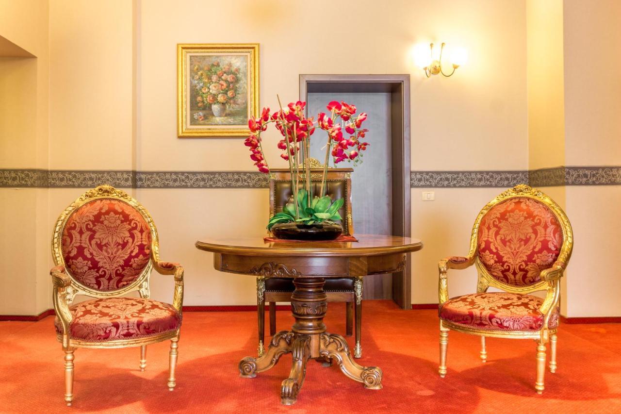 Hotel Ferdinand Hateg Bagian luar foto