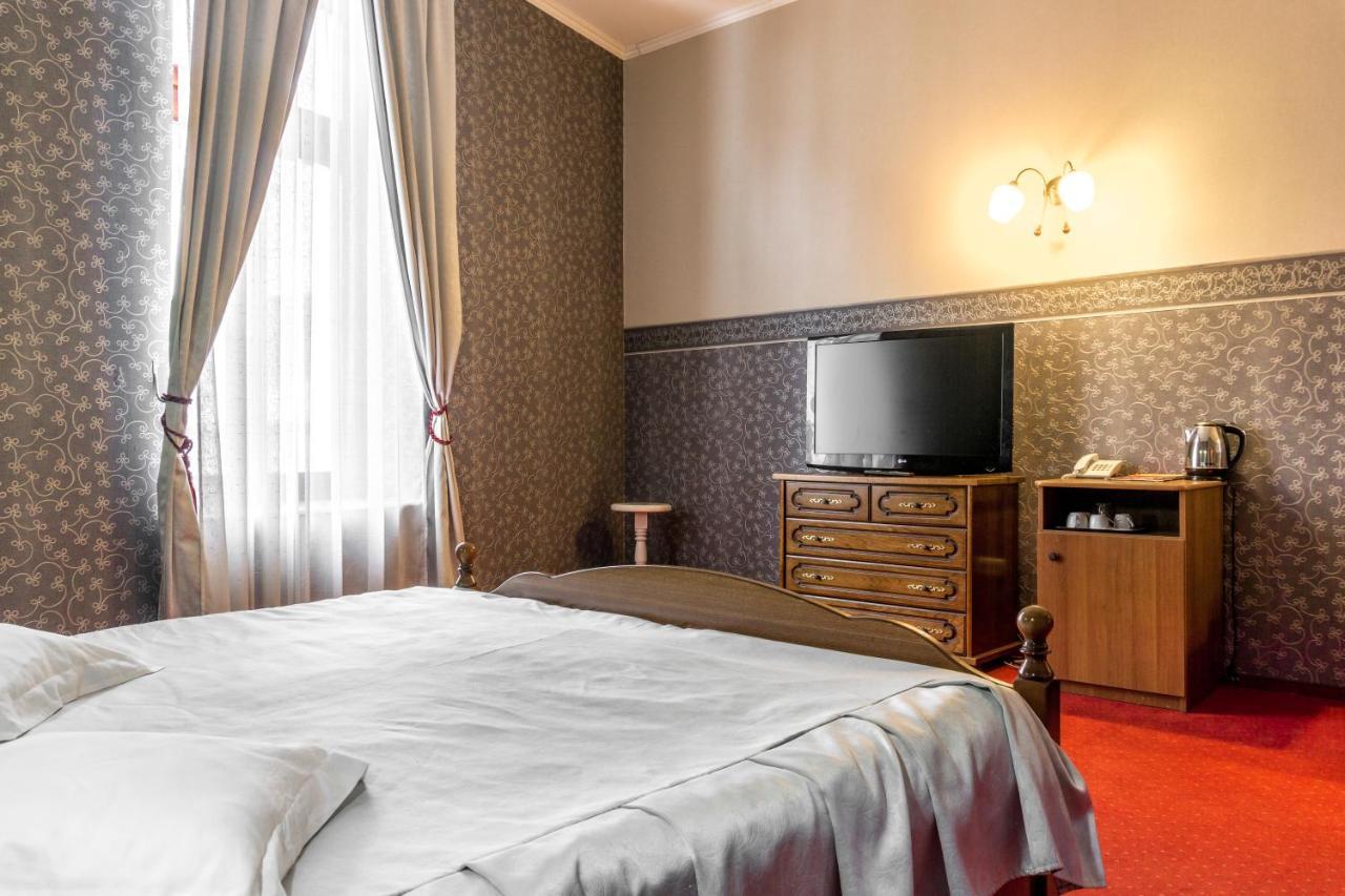 Hotel Ferdinand Hateg Bagian luar foto
