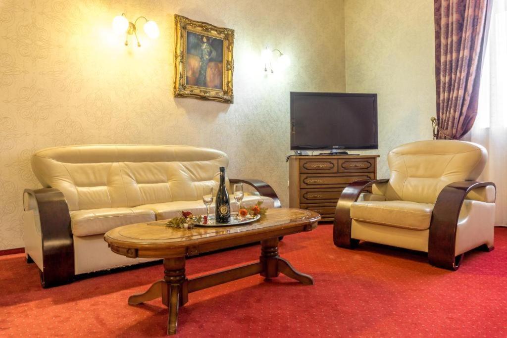 Hotel Ferdinand Hateg Bagian luar foto