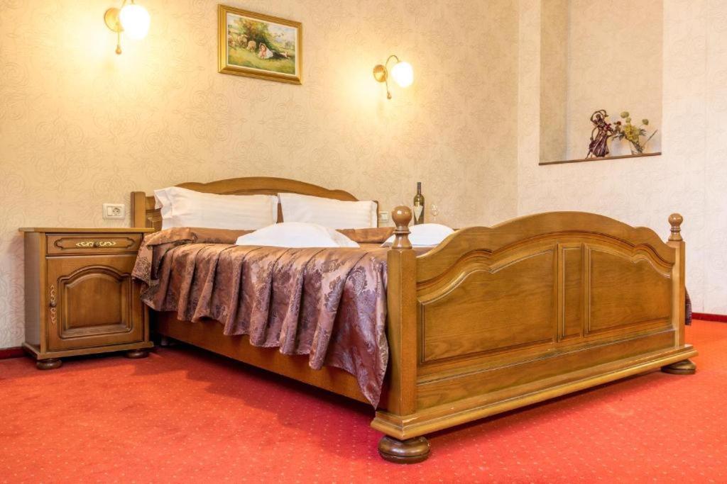 Hotel Ferdinand Hateg Bagian luar foto